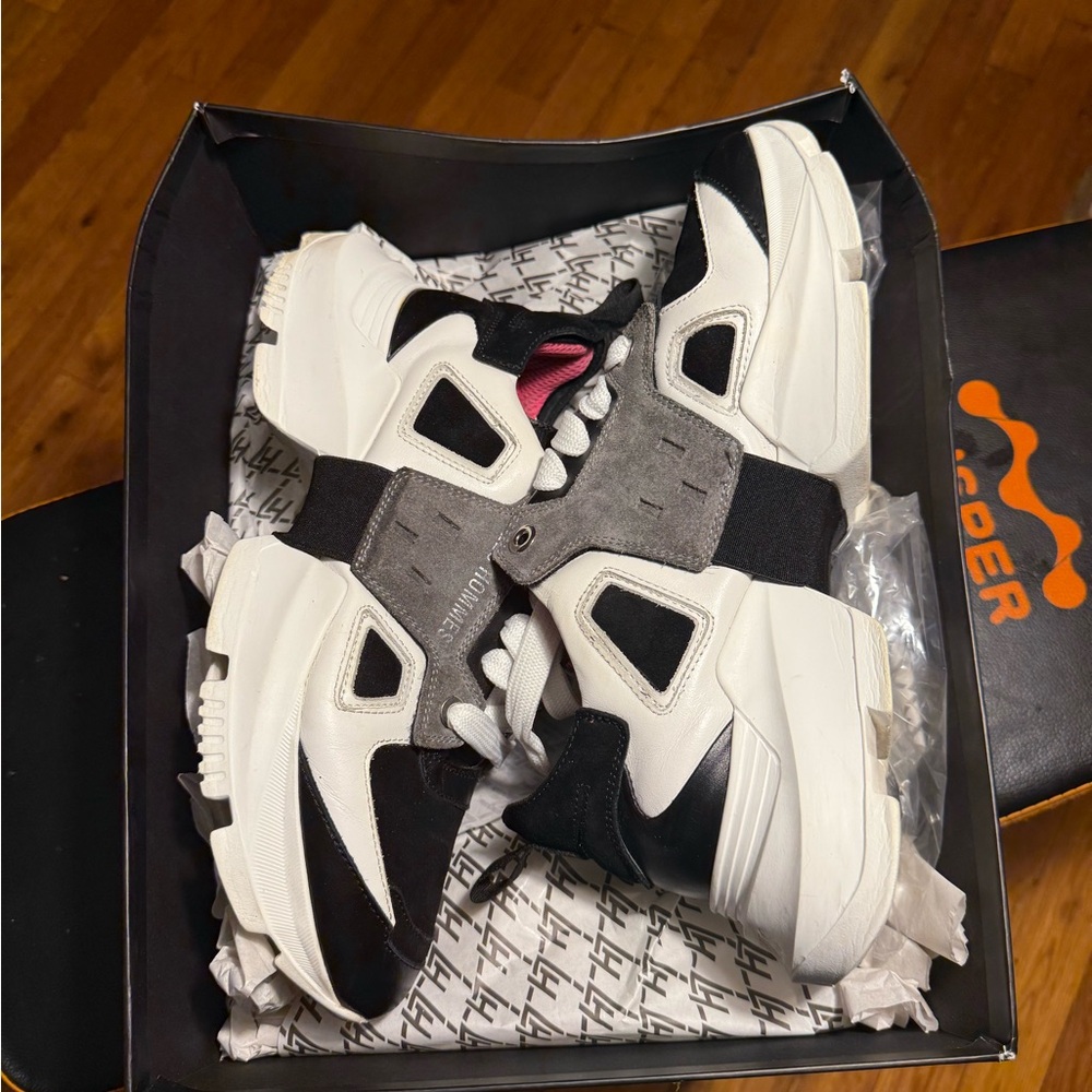 Les hommes low trainer sneaker US men size 8 great condition lightly worn.